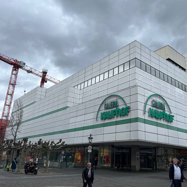 Nach der Bekanntgabe der Schließung des Kaufhofs liegen düstere Wolken über dem Kaufhaus.