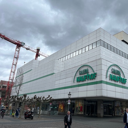 Nach der Bekanntgabe der Schließung des Kaufhofs liegen düstere Wolken über dem Kaufhaus.
