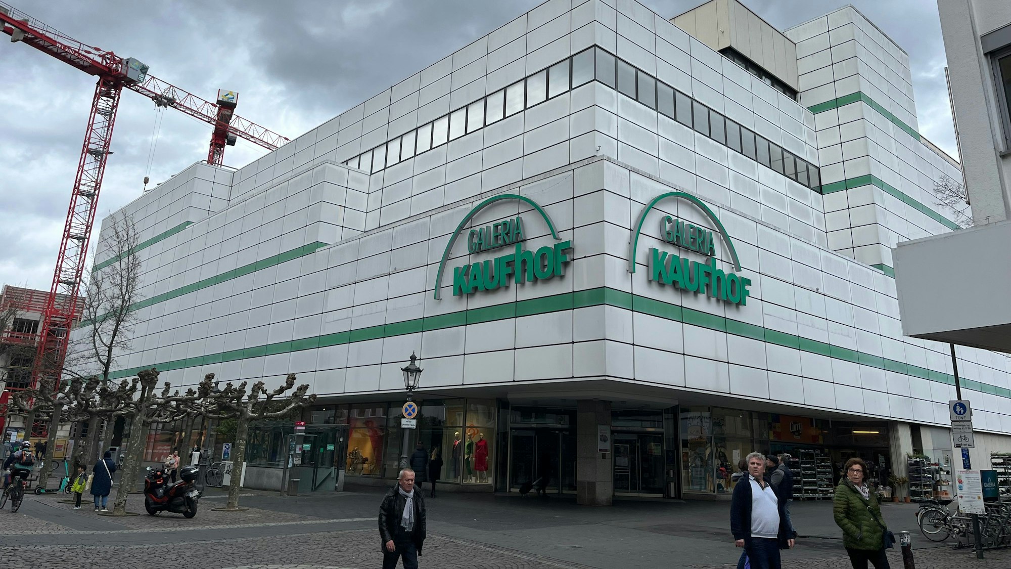 Nach der Bekanntgabe der Schließung des Kaufhofs liegen düstere Wolken über dem Kaufhaus.