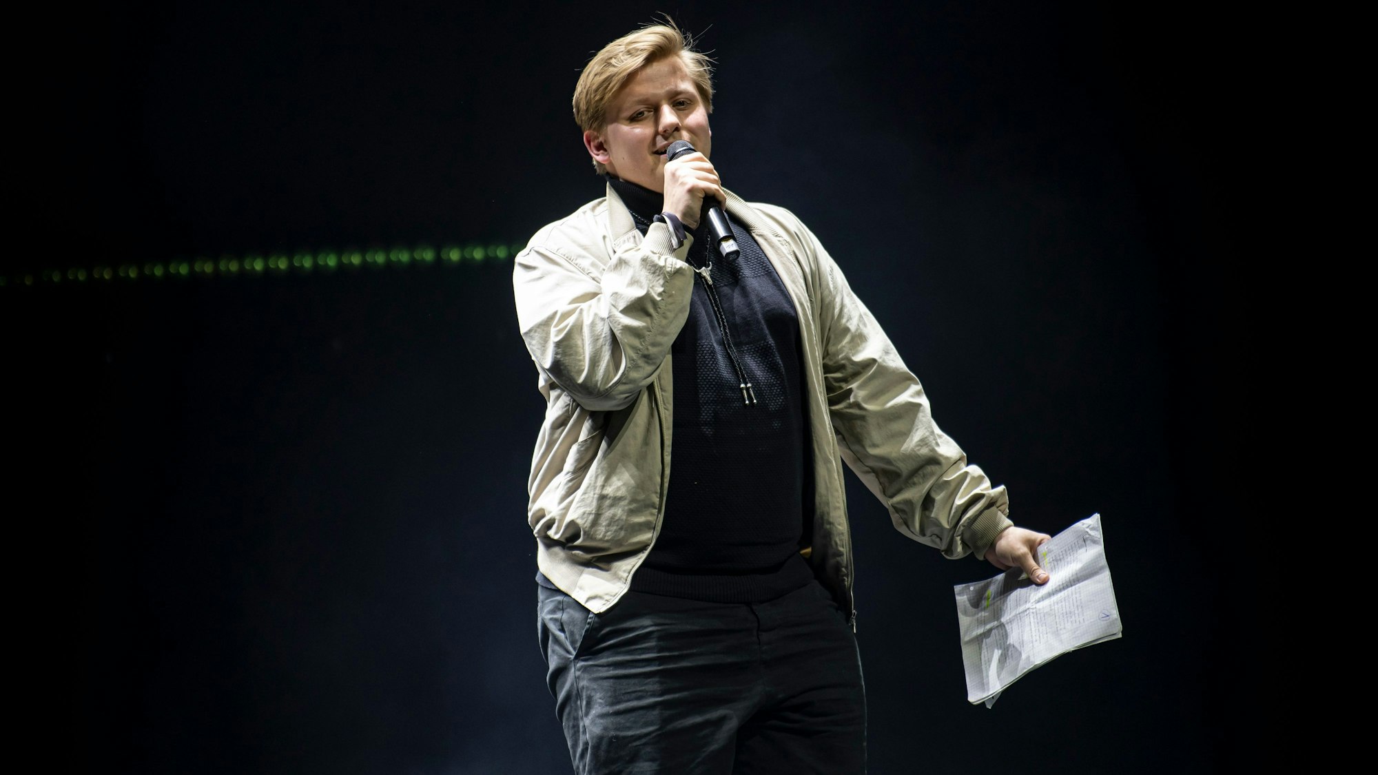 04.10.2022, Berlin: Sebastian "EL Hotzo" Hort spricht bei der Verleihung des Preis für Popkultur auf der Bühne. Die vom Verein zur Förderung der Popkultur vergebene Auszeichnung wird zum sechsten Mal verliehen. Foto: Fabian Sommer/dpa +++ dpa-Bildfunk +++