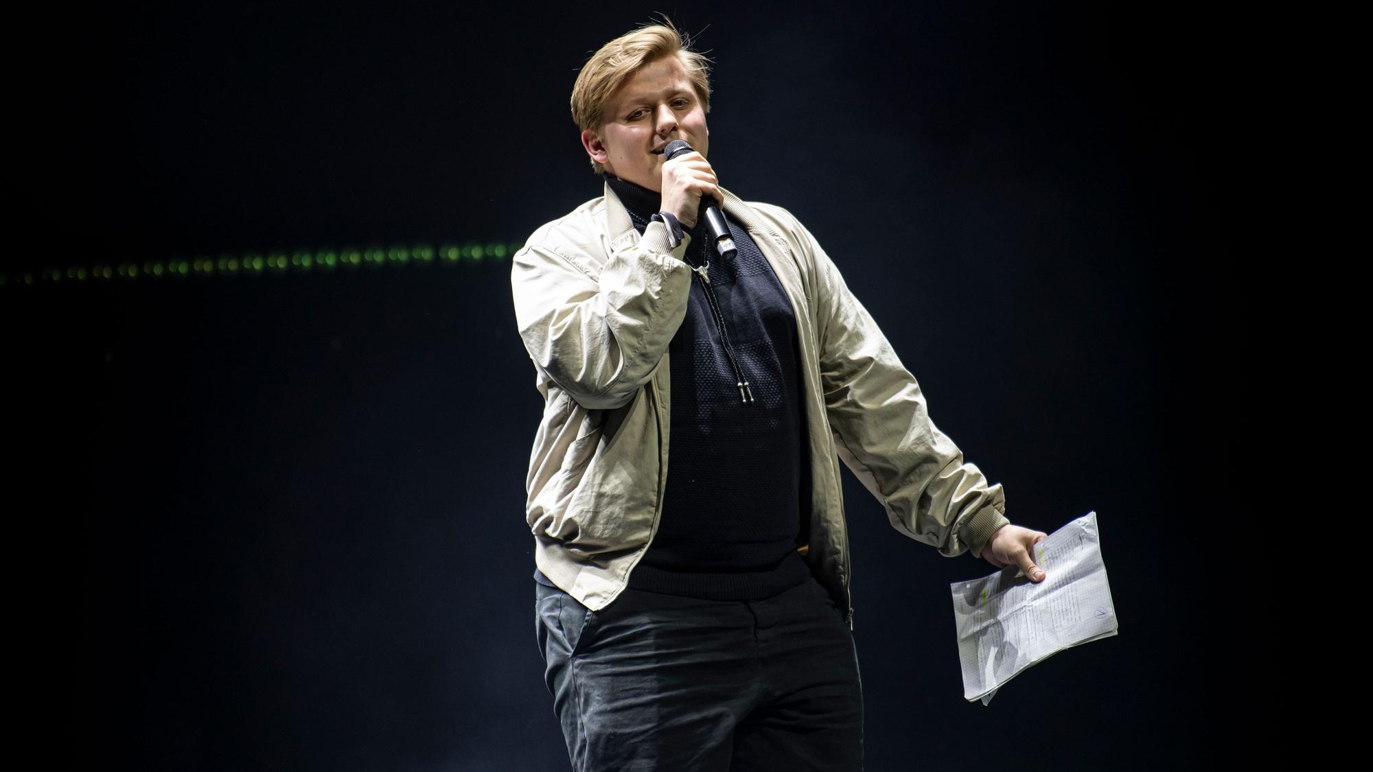 04.10.2022, Berlin: Sebastian "EL Hotzo" Hort spricht bei der Verleihung des Preis für Popkultur auf der Bühne. Die vom Verein zur Förderung der Popkultur vergebene Auszeichnung wird zum sechsten Mal verliehen. Foto: Fabian Sommer/dpa +++ dpa-Bildfunk +++