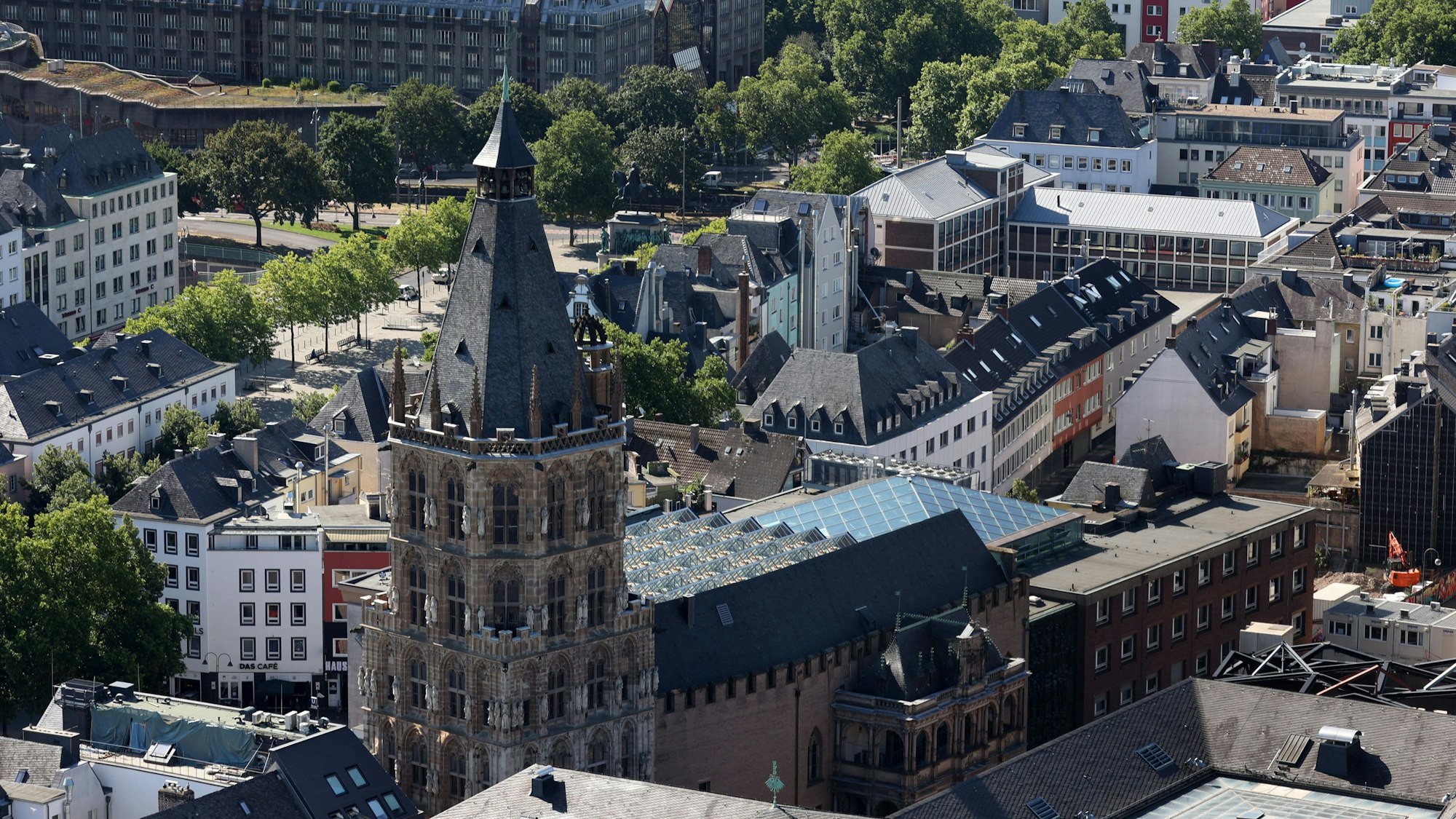 Das Bild zeigt das Historische Rathaus vom Dom aus fotografiert.