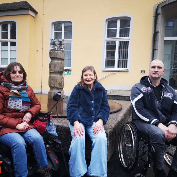 Silke Katzfuß, stellv. Vorsitzende im Inklusionsbeirat, Lilo Schmitz, Professorin und Begleitung des Projekts, Ralf Bauer, Vorsitzender des Inklusionsbeirats, lächeln in die Kamera.
