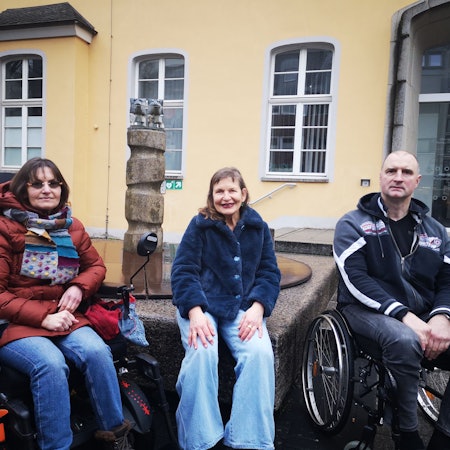 Silke Katzfuß, stellv. Vorsitzende im Inklusionsbeirat, Lilo Schmitz, Professorin und Begleitung des Projekts, Ralf Bauer, Vorsitzender des Inklusionsbeirats, lächeln in die Kamera.