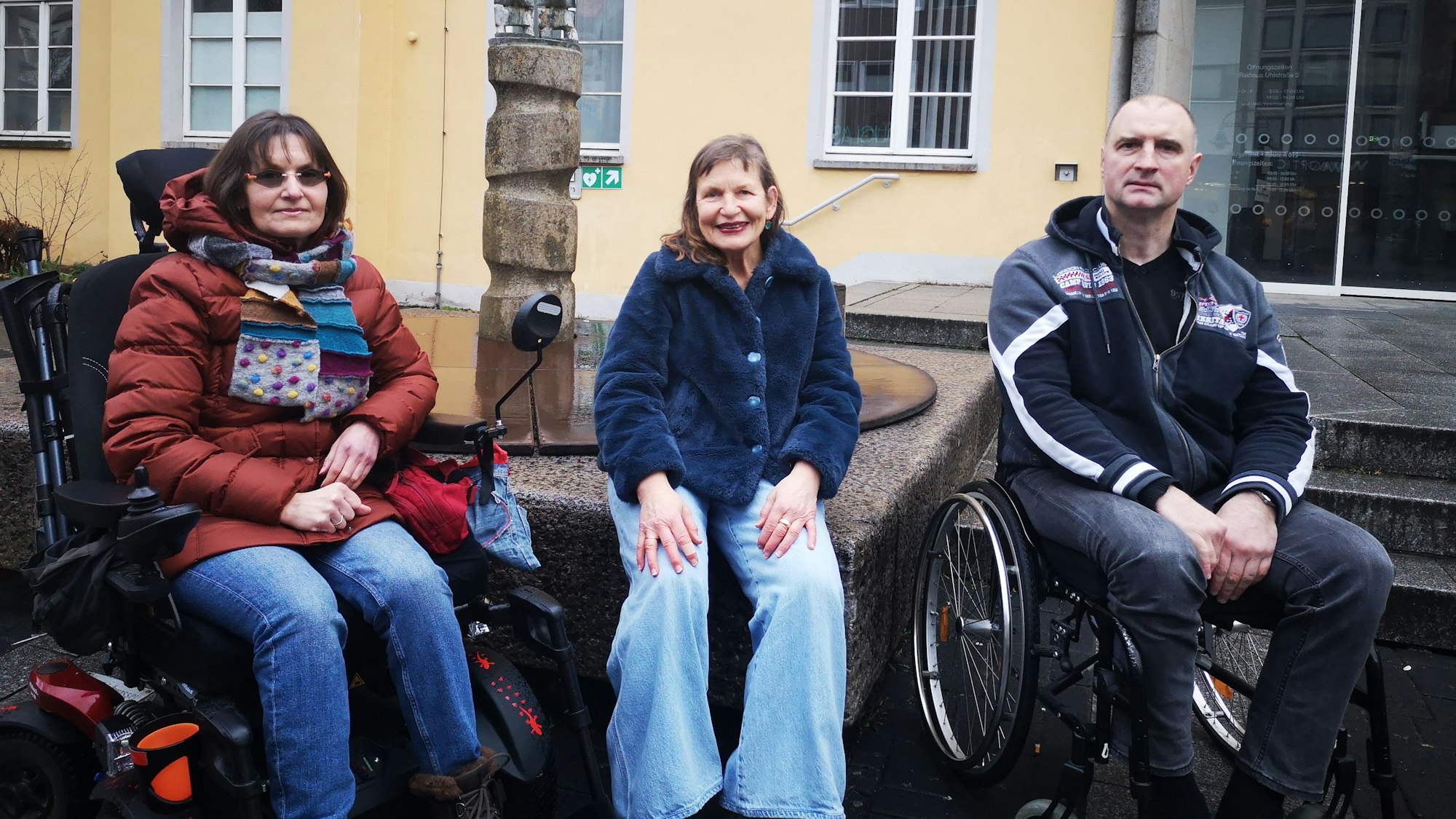Silke Katzfuß, stellv. Vorsitzende im Inklusionsbeirat, Lilo Schmitz, Professorin und Begleitung des Projekts, Ralf Bauer, Vorsitzender des Inklusionsbeirats, lächeln in die Kamera.