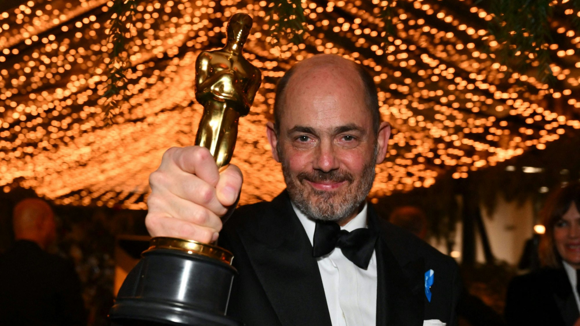 Der Regisseur von „Im Westen nichts Neues“, Edward Berger, mit einem Oscar.