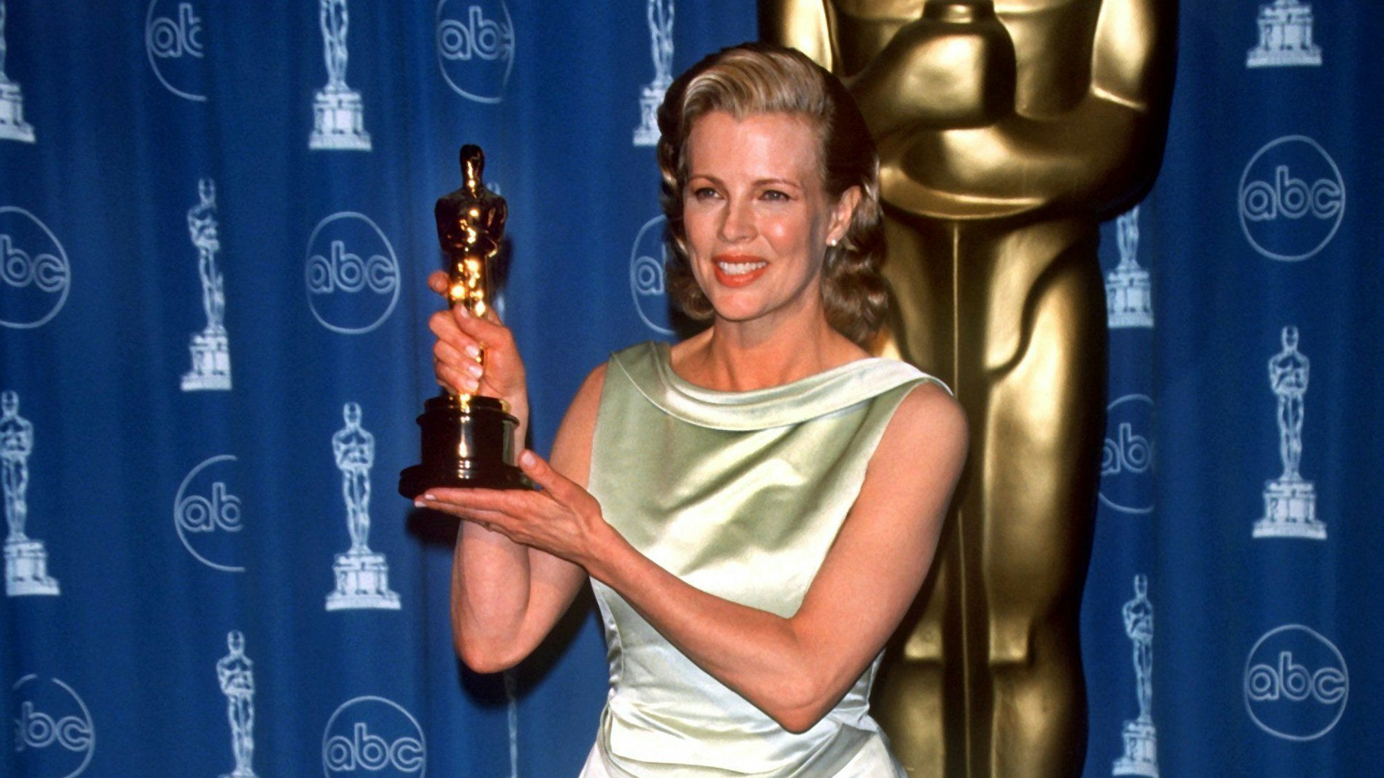 Kim Basinger mit Oscar