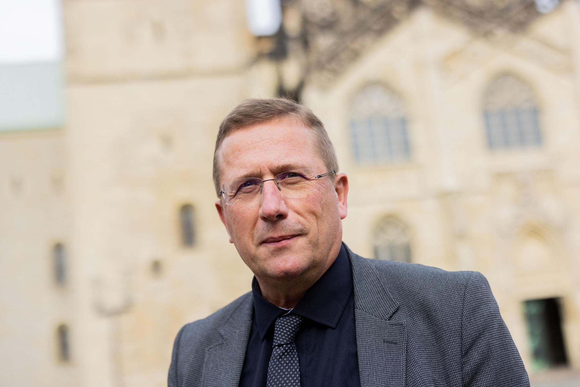 ARCHIV - 11.10.2021, Nordrhein-Westfalen, Münster: Thomas Schüller, Theologe und Kirchenrechtler, steht vor dem Münsteraner Dom. (zu dpa: «Woelki geht gegen Kirchenrechtler Schüller und "Bild" vor») Foto: Rolf Vennenbernd/dpa +++ dpa-Bildfunk +++