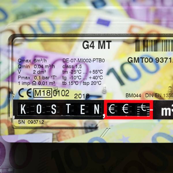 Gaszähler mit Aufschrift, Kosten und Geldscheinen. (Symbolbild)