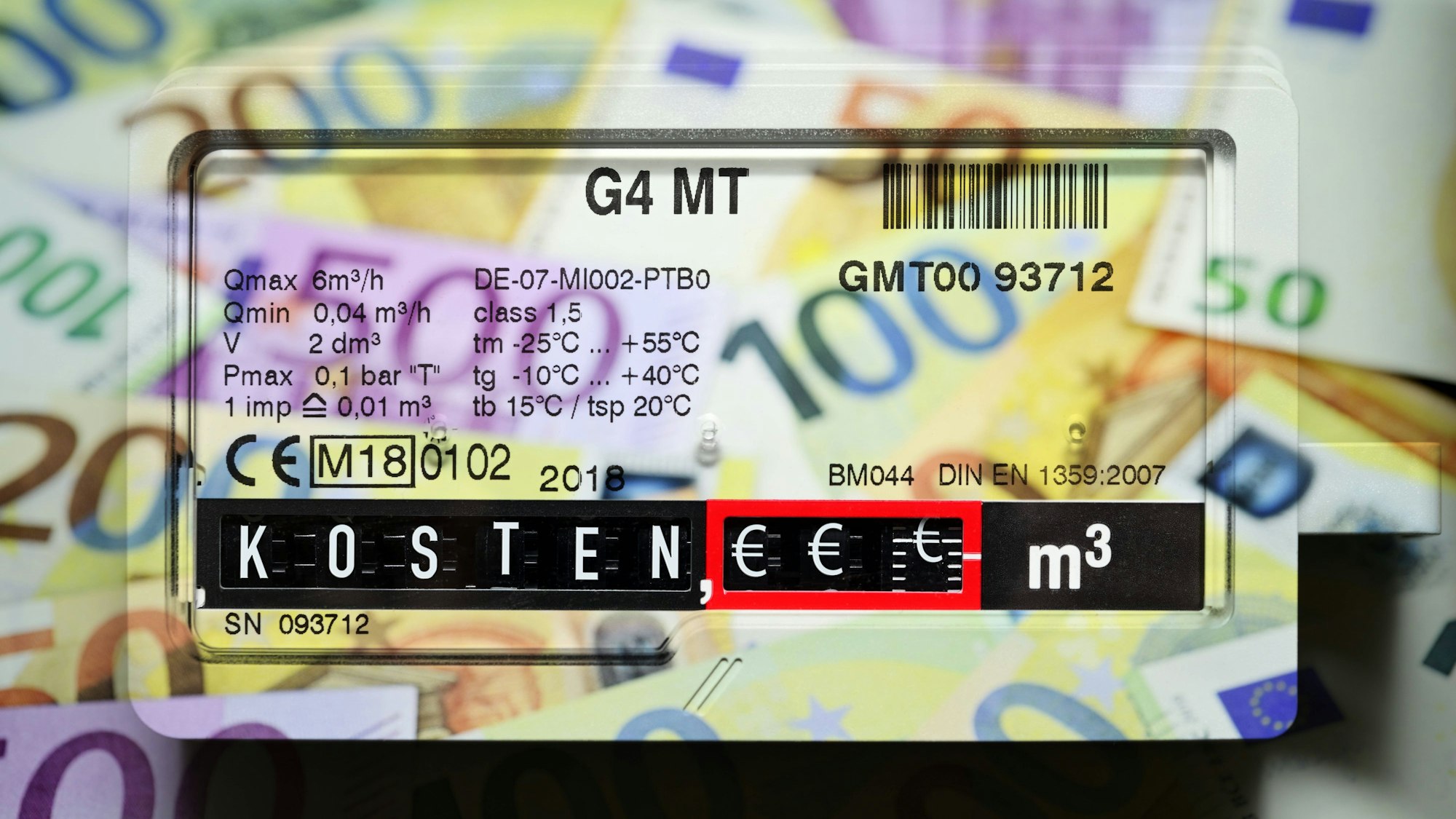 Gaszähler mit Aufschrift, Kosten und Geldscheinen. (Symbolbild)