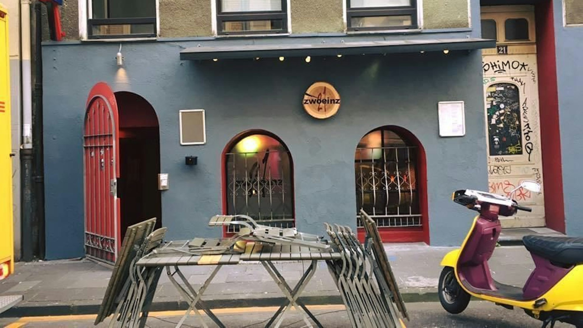 Blick von Außen auf das Gebäude mit der Bar im Kellergeschoss.