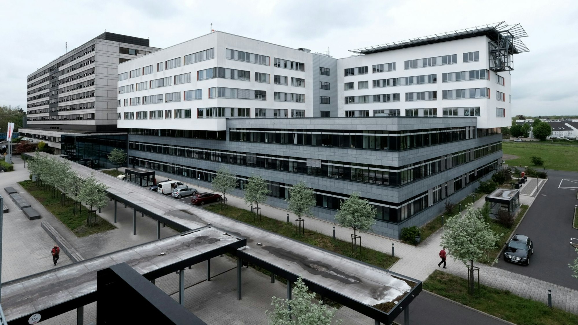 Neubau auf dem Gelände der Klinik in Merheim, im Hintergrund ein älteres Krankenhausgebäude
