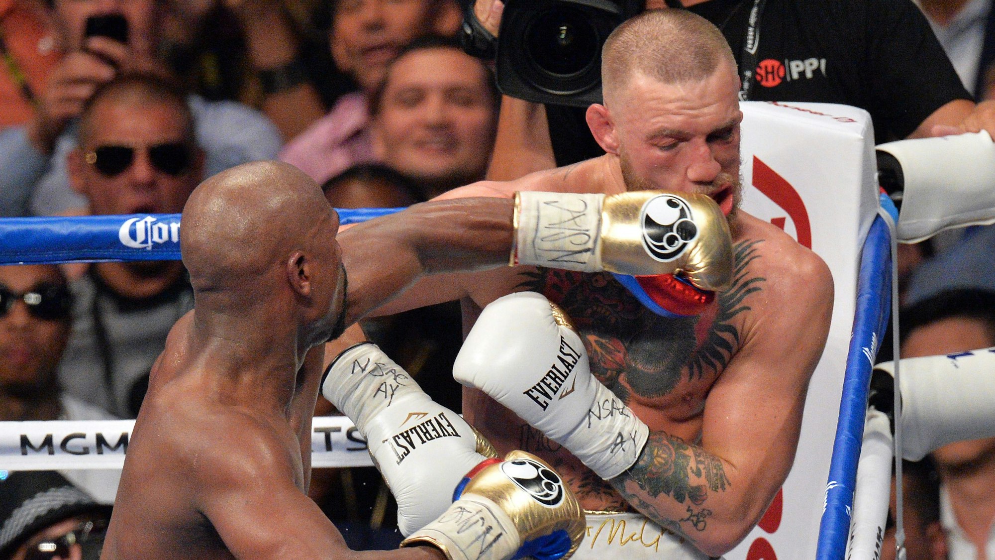 Floyd Mayweather Jr. beim Kampf gegen UFC-Champion Conor McGregor