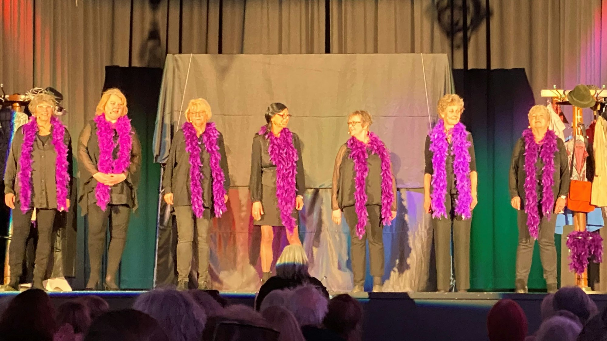 Frauen auf der Bühne in Bergisch Neukirchen