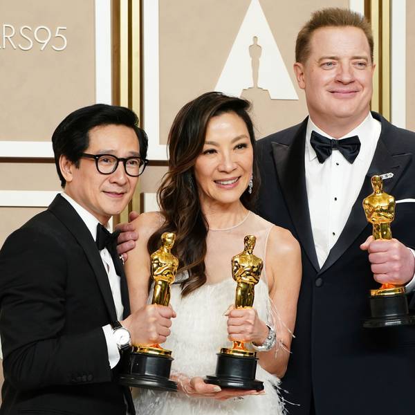 Ke Huy Quan (l-r), Michelle Yeoh, Brendan Fraser und Jamie Lee Curtis posieren mit ihren Trophäen im Presseraum der Oscar-Verleihung im Dolby Theatre in Los Angeles.