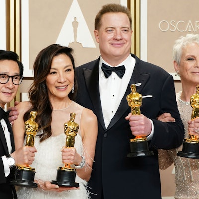 Ke Huy Quan (l-r), Michelle Yeoh, Brendan Fraser und Jamie Lee Curtis posieren mit ihren Trophäen im Presseraum der Oscar-Verleihung im Dolby Theatre in Los Angeles.