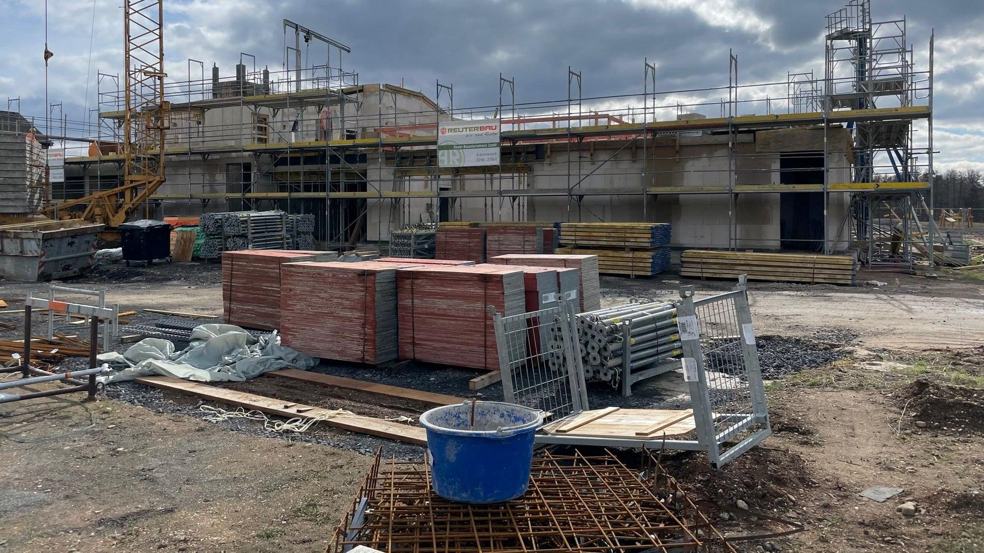 Baustelle eines neuen Kindergartens im Baugebiet Weiße Erde in Euskirchen.