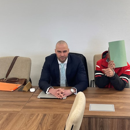 Maler und Lackierer Klaus Dieter M. mit seinem Verteidiger Jan Victor Khatib.