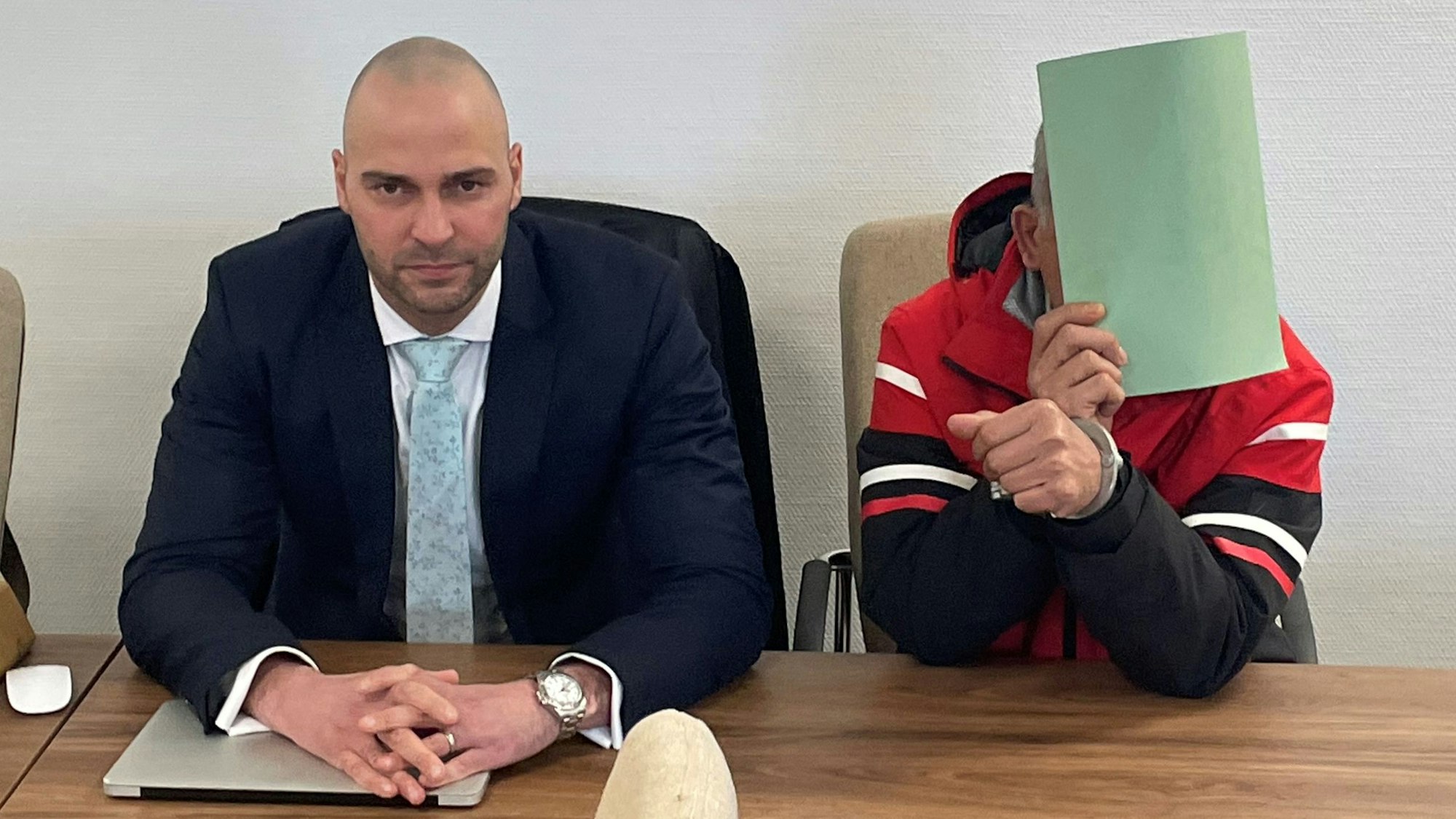 Maler und Lackierer Klaus Dieter M. mit seinem Verteidiger Jan Victor Khatib.