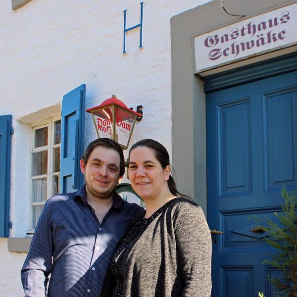 Dominik Eßer und Vera Brandt stehen vor ihrem Gasthaus Schwäle in Sand.