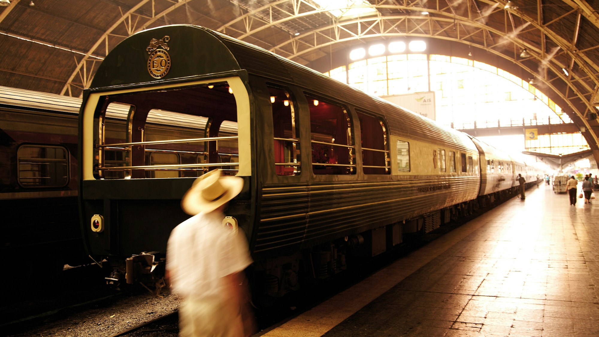 Der Orient Express fährt in einen Bahnhof ein.