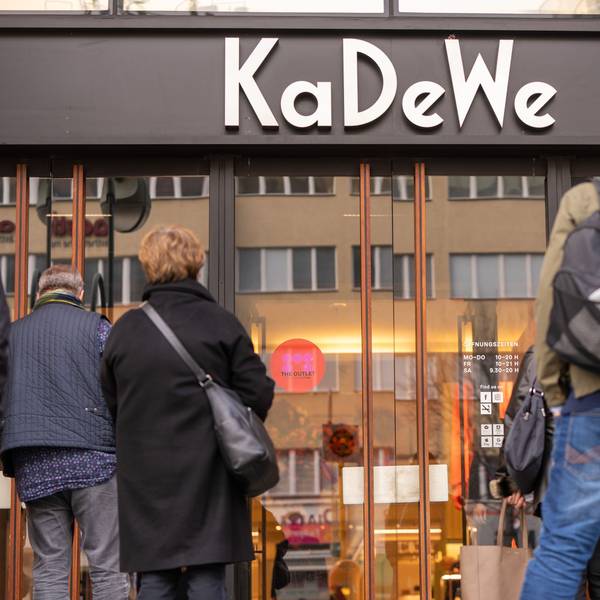 Besucher warten auf die Öffnung des KaDeWe (Kaufhaus des Westens) in Berlin. Der bekannte Schriftzug prangert in weißen Buchstaben über dem Eingang.