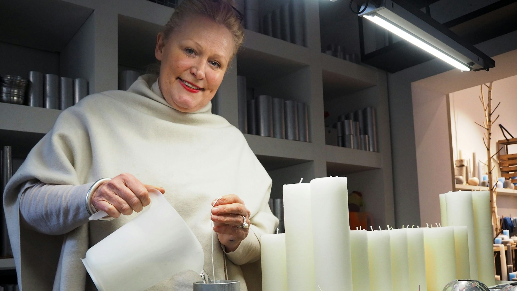 Clausen füllt bei der Kerzenherstellung wachs um.
