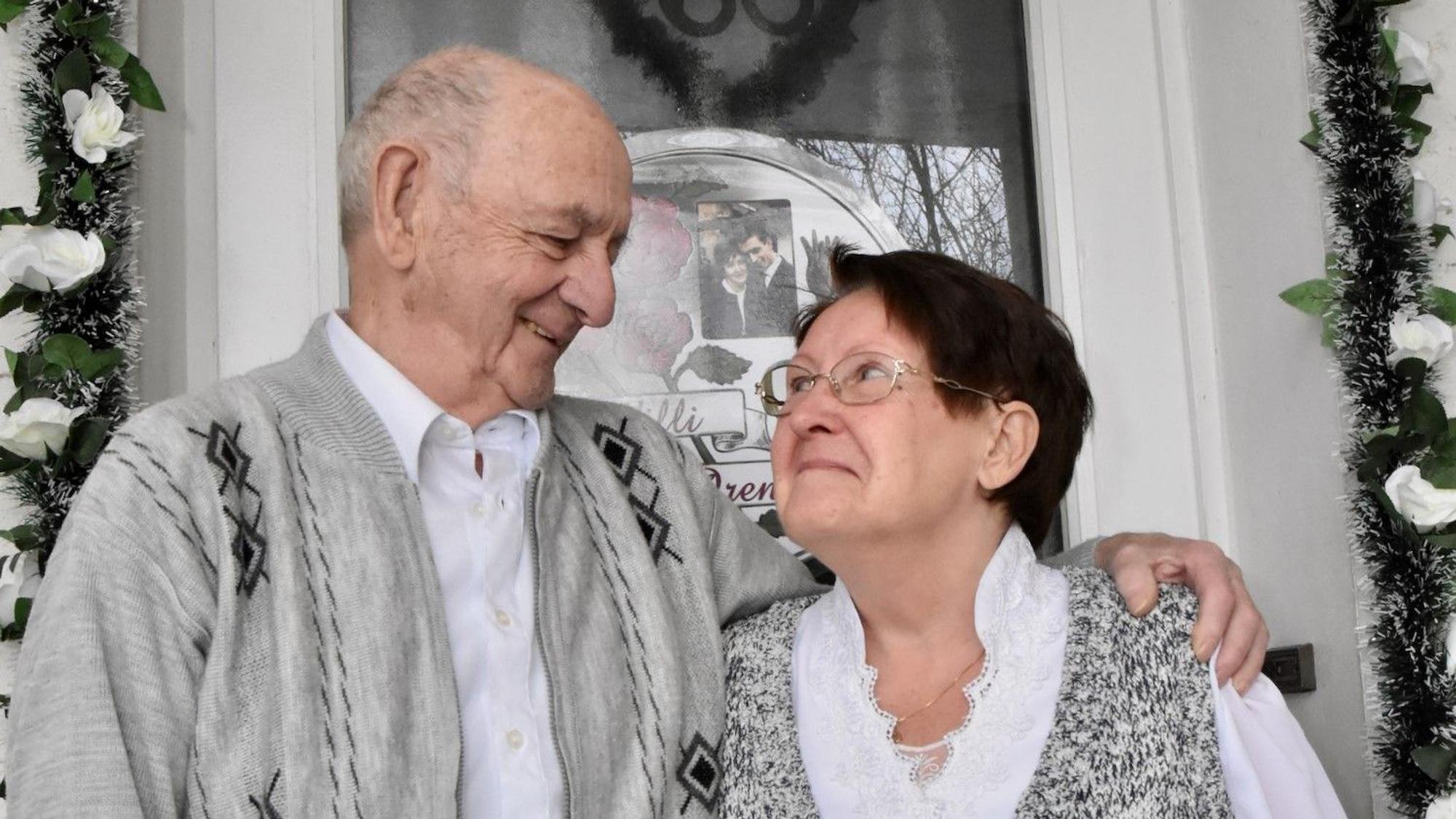 Wilhelm und Irene Altenfeld lächeln sich an.