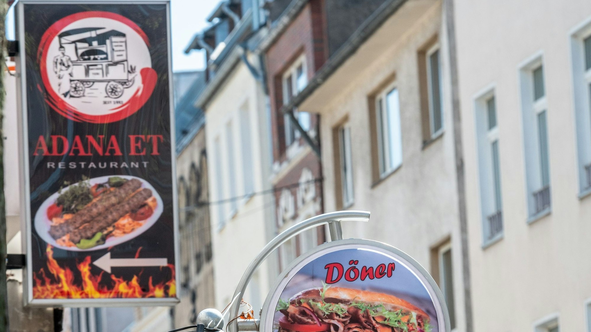 Schild des Dönerladens „Adana Et“ mit Ansicht der Kölner Weidengasse.