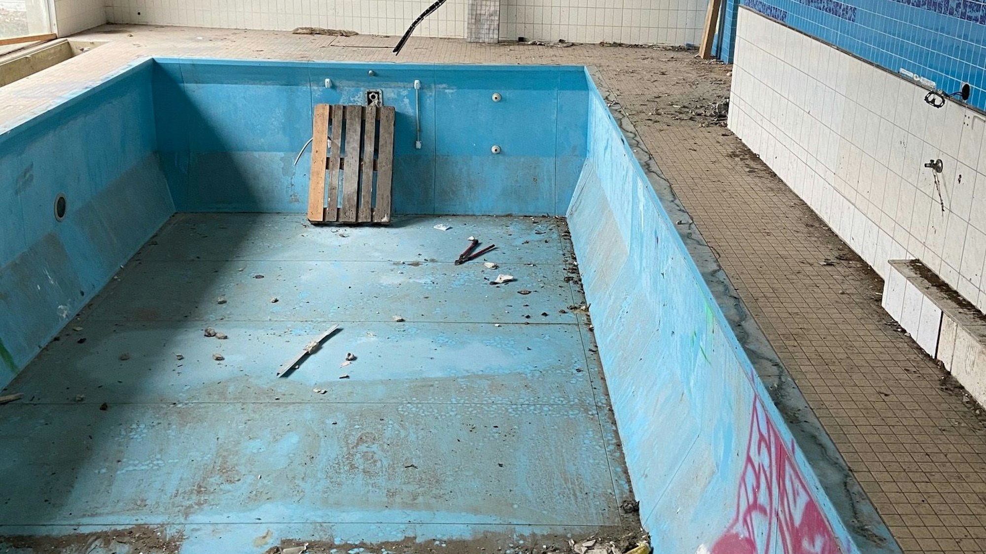 Leeres verfallenes Schwimmbad