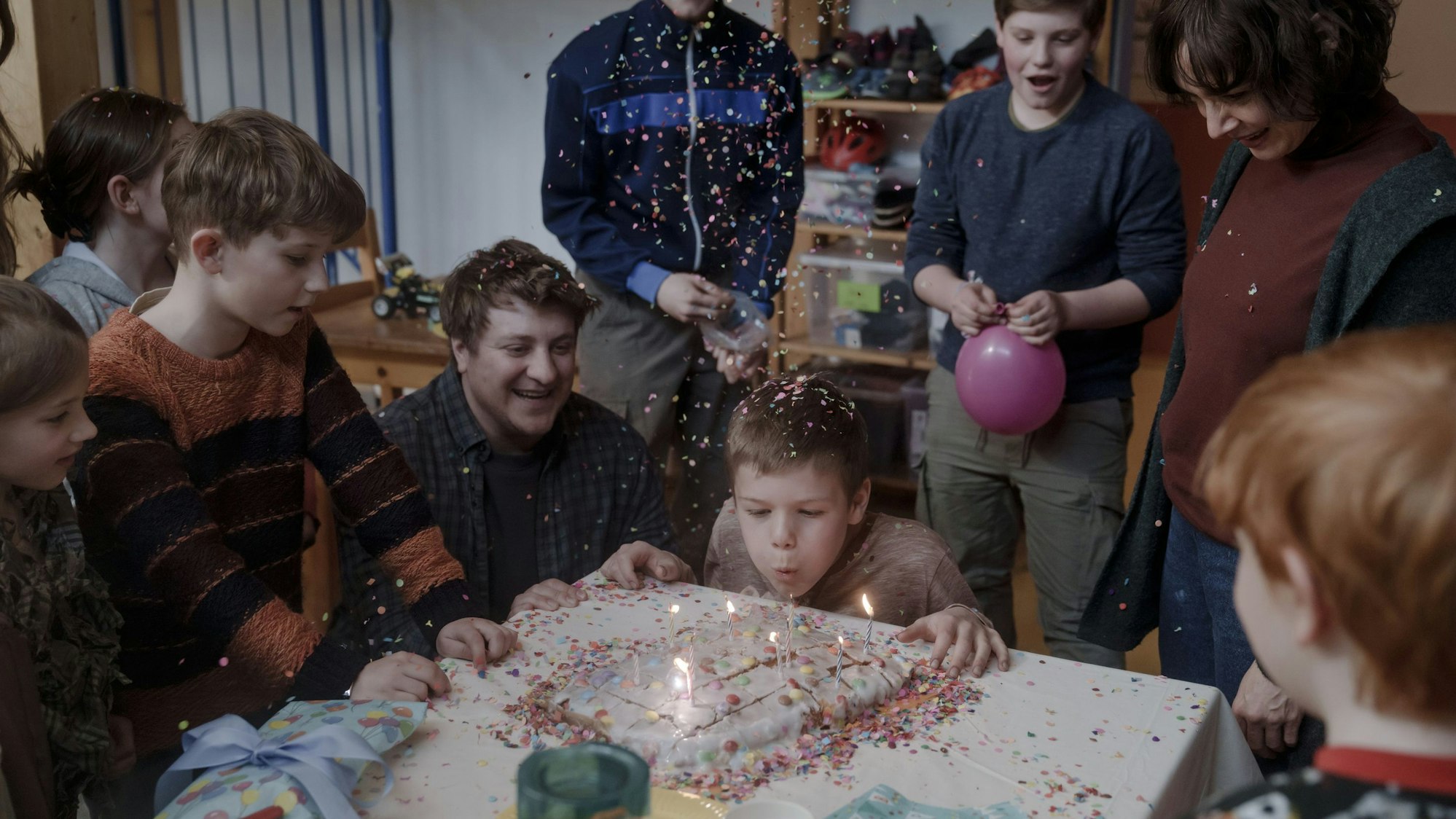 Im Frühstücksraum des Kinderheimes gibt es ein Geburtstagsständchen. Ronny (Johann Barnstorf) bläst die Kerzen auf seiner Geburtstagstorte aus. in weiteren Rollen: Gabi Kleinschmidt (re., Maja Schöne) und Matthias Precht (Thomas Schubert).