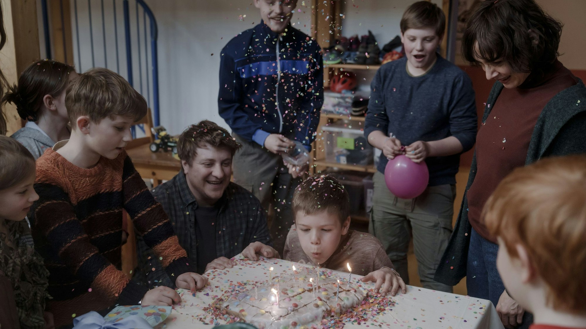 Im Frühstücksraum des Kinderheimes gibt es ein Geburtstagsständchen. Ronny (Johann Barnstorf) bläst die Kerzen auf seiner Geburtstagstorte aus.
in weiteren Rollen: Gabi Kleinschmidt (re., Maja Schöne) und Matthias Precht (Thomas Schubert).
