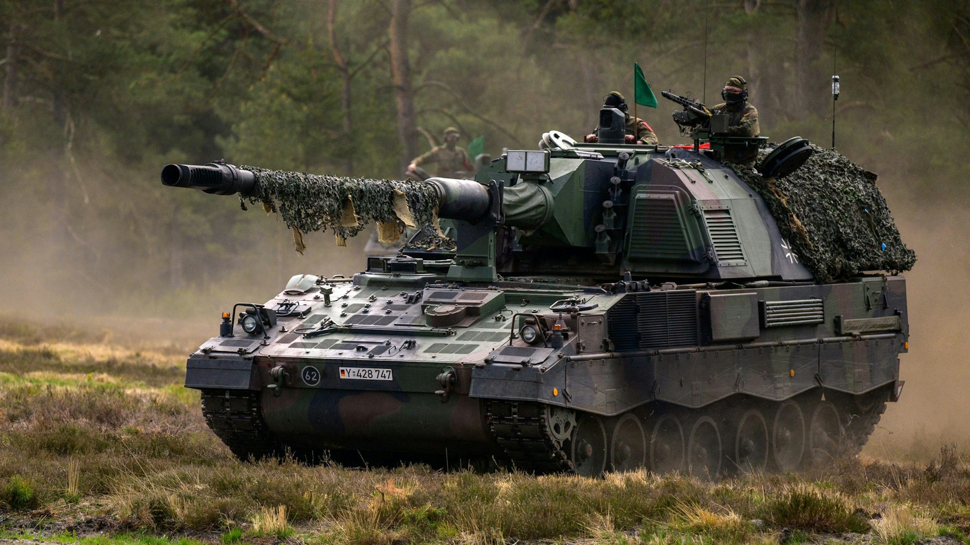 Niedersachsen, Munster: Eine Panzerhaubitze 2000 der Bundeswehr während einer Übung.