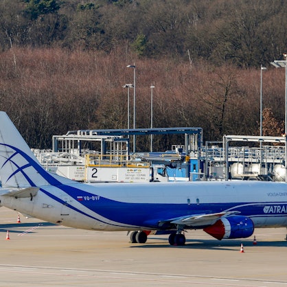 Eine Maschine der russischen Frachtfluggesellschaft Atran steht auf dem Flughafen Köln/Bonn.