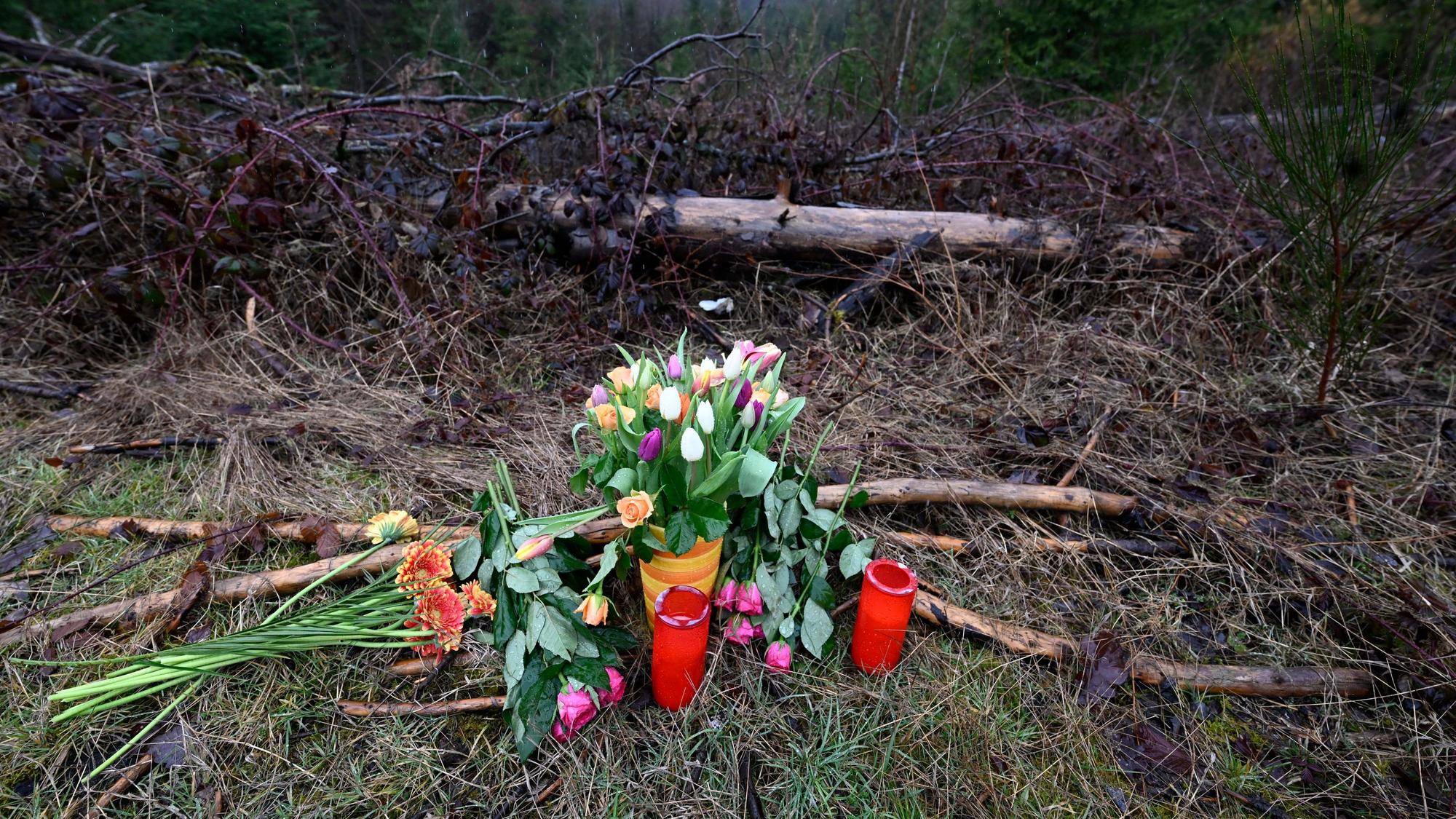 Blumen und Kerzen wurden am Fundort des getöteten Mädchens Luise niedergelegt.