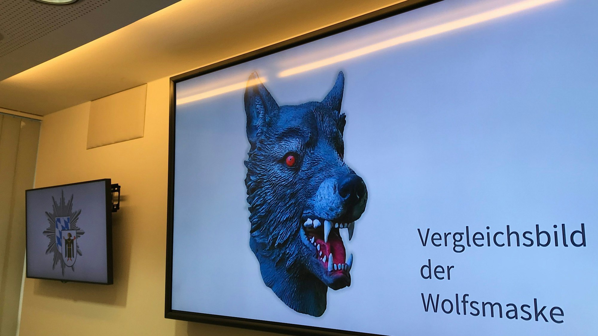 Auf einem Bildschirm im Polizeipräsidium präsentiert die Polizei ein Vergleichsbild einer Wolfsmaske (gestellte Szene).
