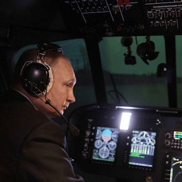 Wladimir Putin versucht sich bei seinem Besuch im Hubschrauberwerk in Ulan-Ude in einem Simulator. Der russische Präsident äußerte sich auch zu den Nord-Stream-Explosionen.