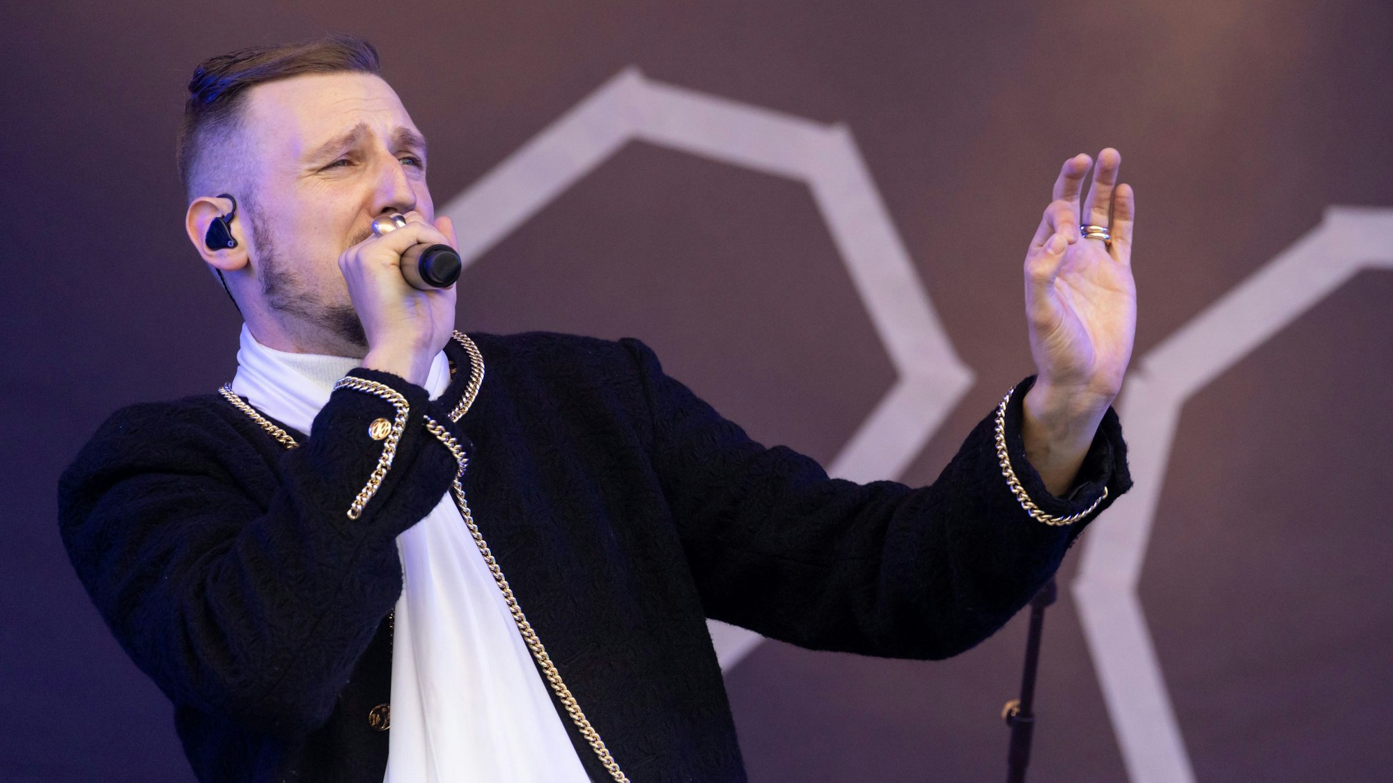 Der Rapper Alligatoah steht beim Open-Air-Festival „Rock im Park“ auf der Bühne.