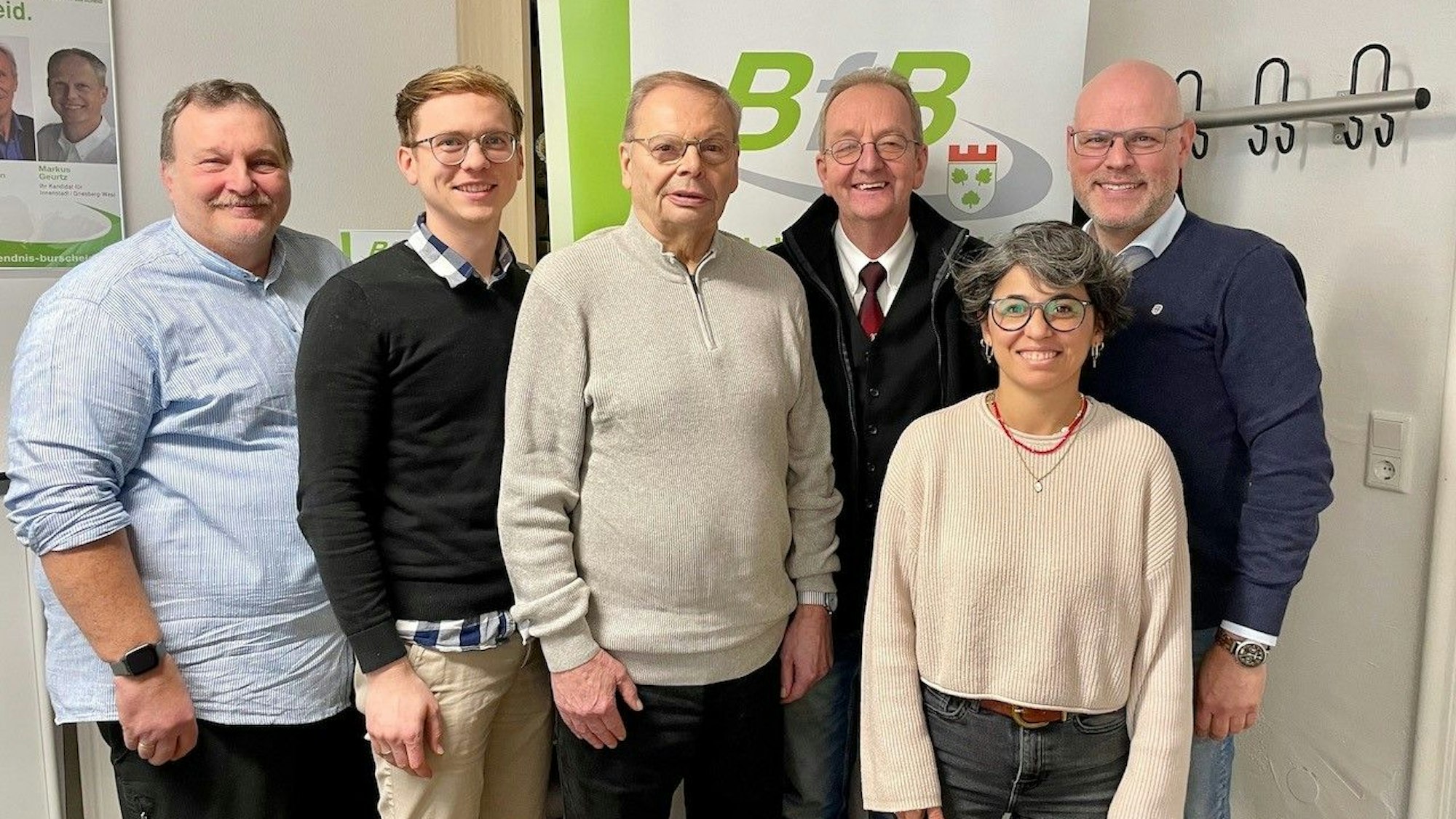 BfB-Vereinsvorsitzender Volker Höttgen, Tobias Jurek, UWG-Chef Jürgen Müller, Peter Oberhäuser, BfB-Fraktionsgeschäftsführerin Hüsne Dogrusöz und BfB-Fraktionschef Michael Baggeler (von links) stehen im BfB-Büro.