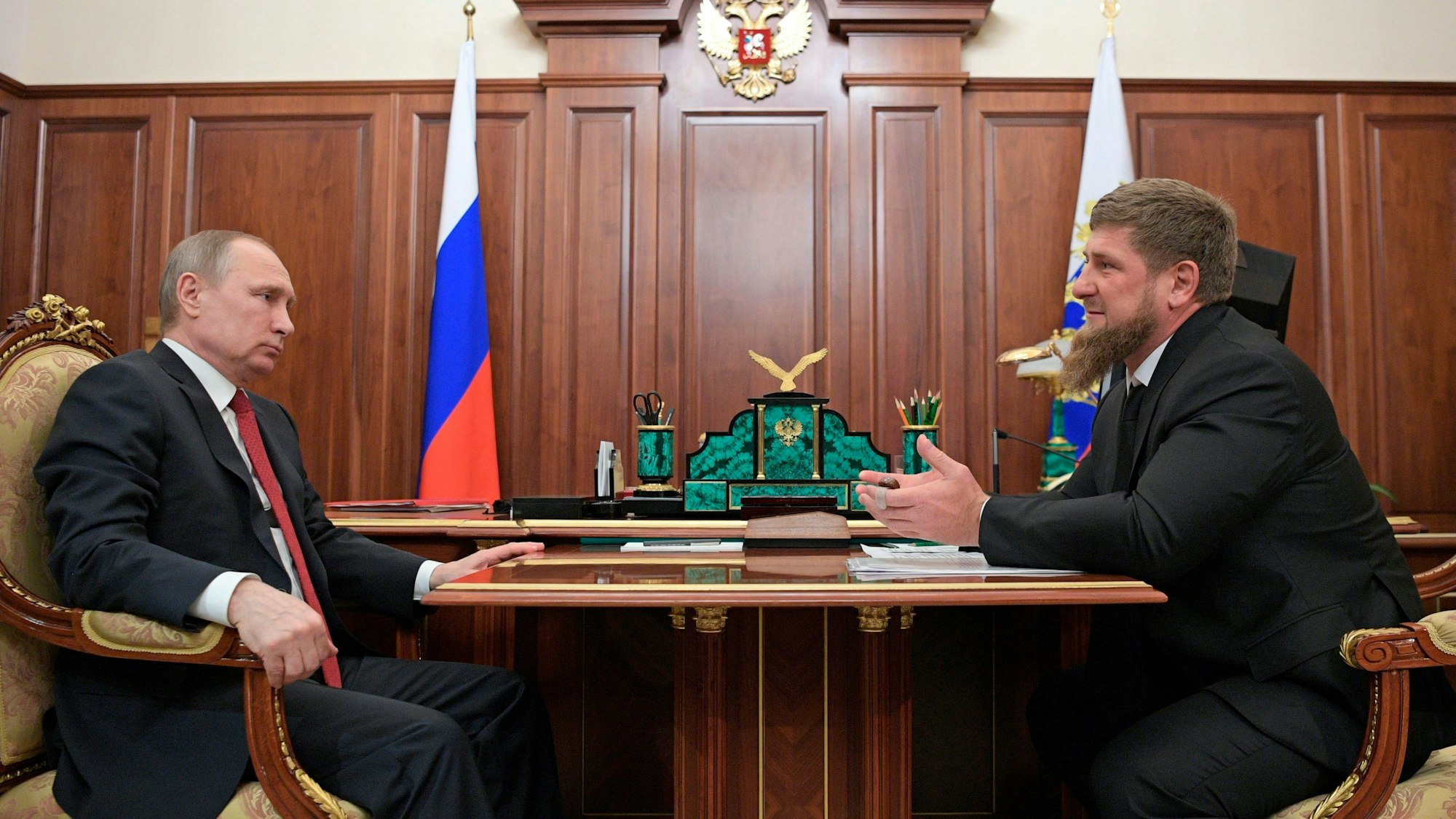 Der russische Präsident Wladimir Putin (l) hat Ramsan Kadyrow, den Präsidenten der russischen Teilrepublik Tschetschenien, im Kreml empfangen. Das Foto zeigt die beiden bei einem Treffen 2017.