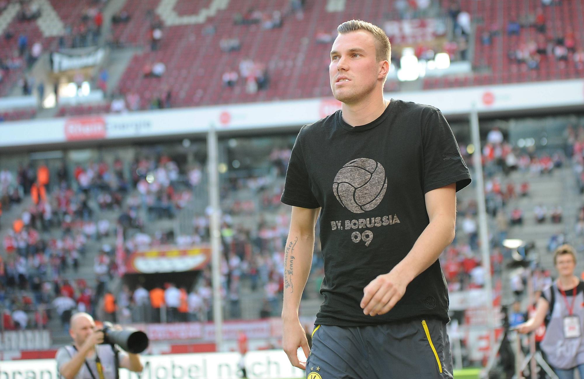 Der Fußball-Profi Kevin Großkreutz steht in Trainingssachen vor einer Tribüne im Kölner Rhein-Energie-Stadion.