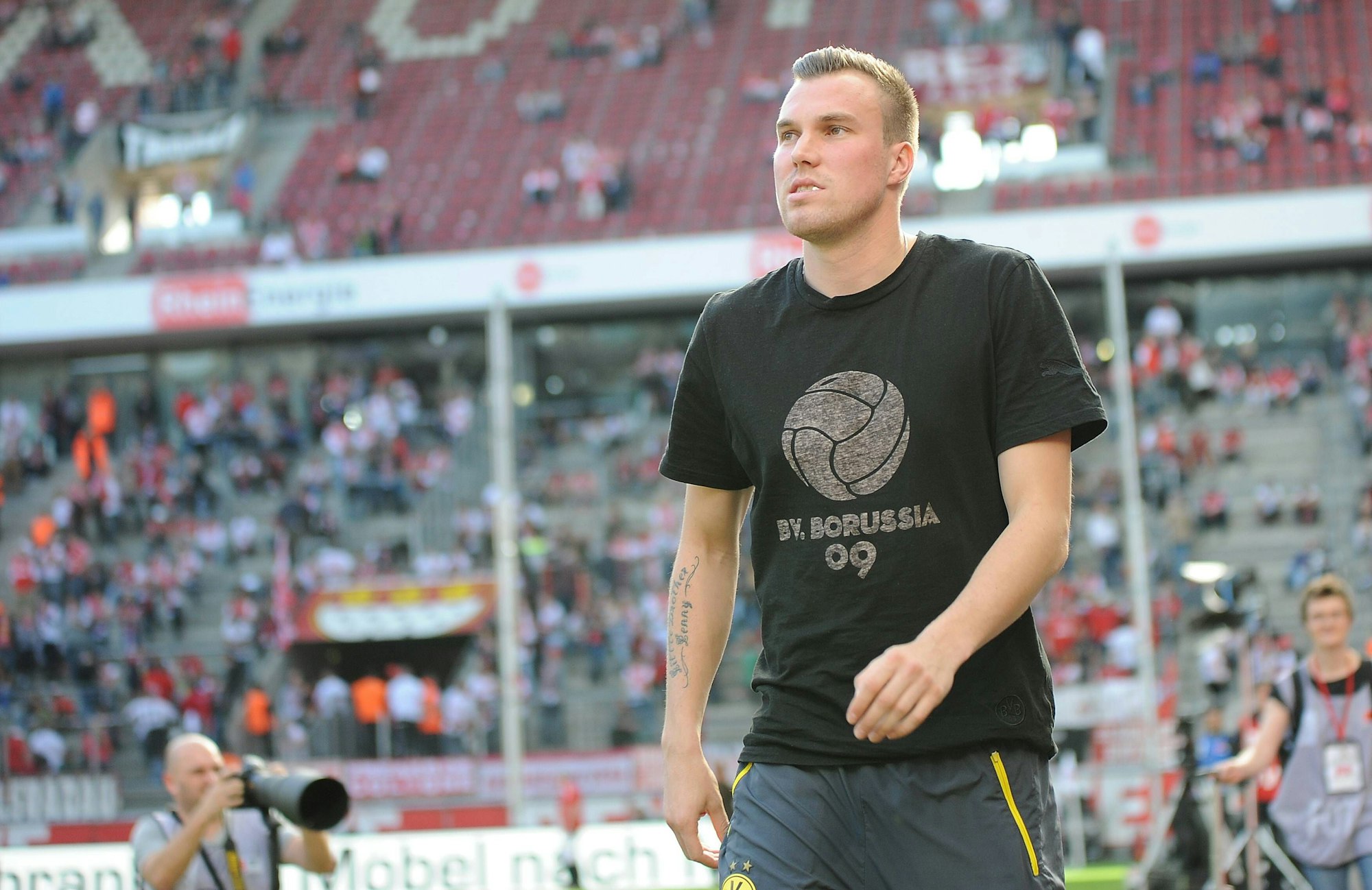 Der Fußball-Profi Kevin Großkreutz steht in Trainingssachen vor einer Tribüne im Kölner Rhein-Energie-Stadion.