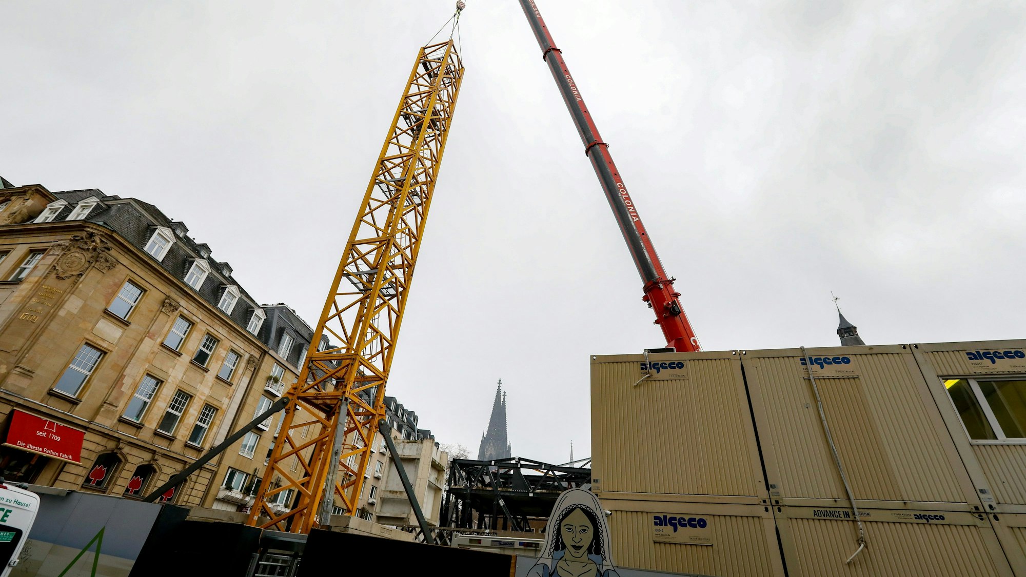 Auf der Baustelle des MiQua (Jüdisches Museum im archäologischen Quartier) wird ein Kran aufgebaut.