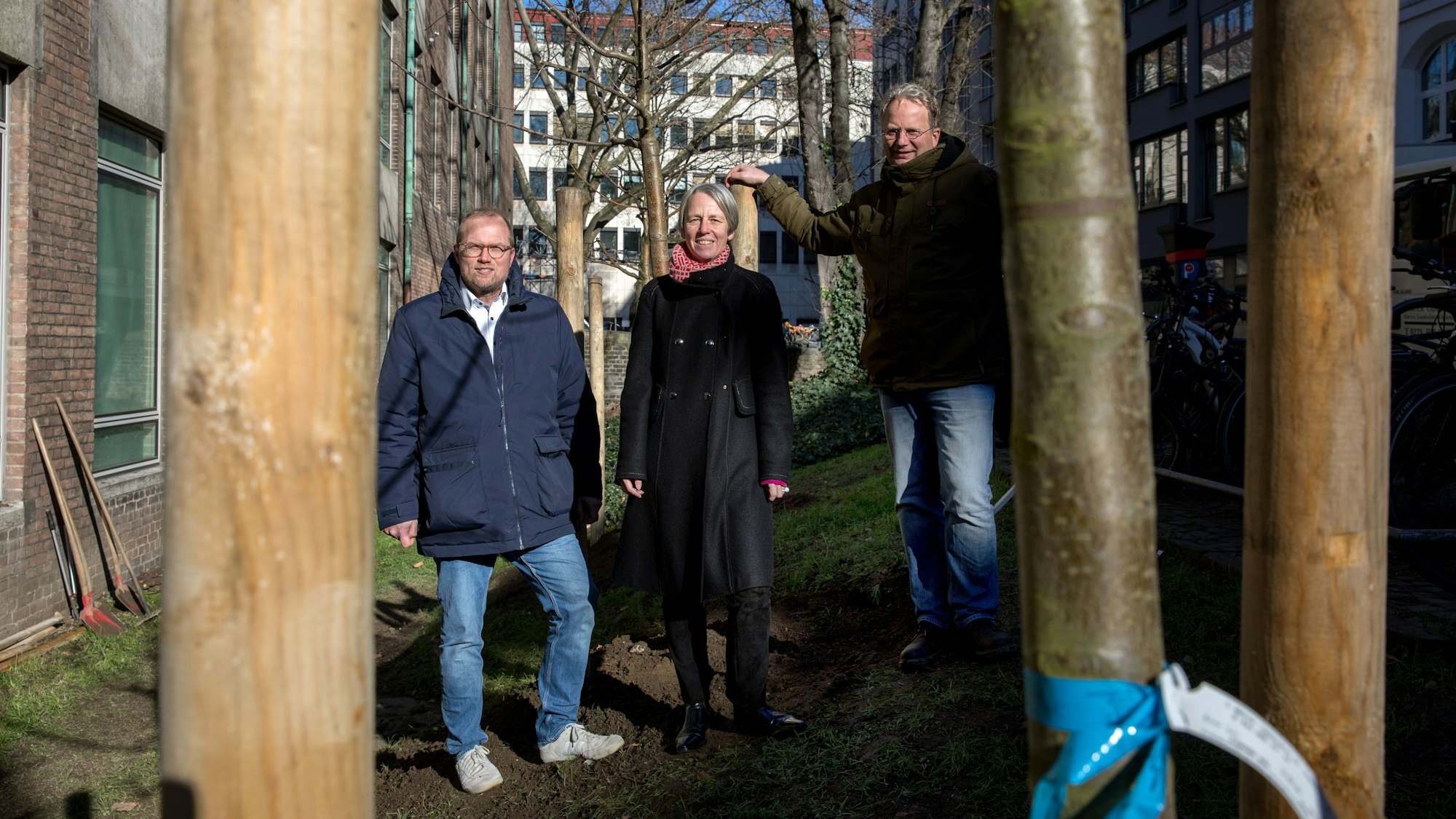 Im Rahmen der Ausstellung wurden auch drei Apfelbäumen am MAKK gepflanzt.