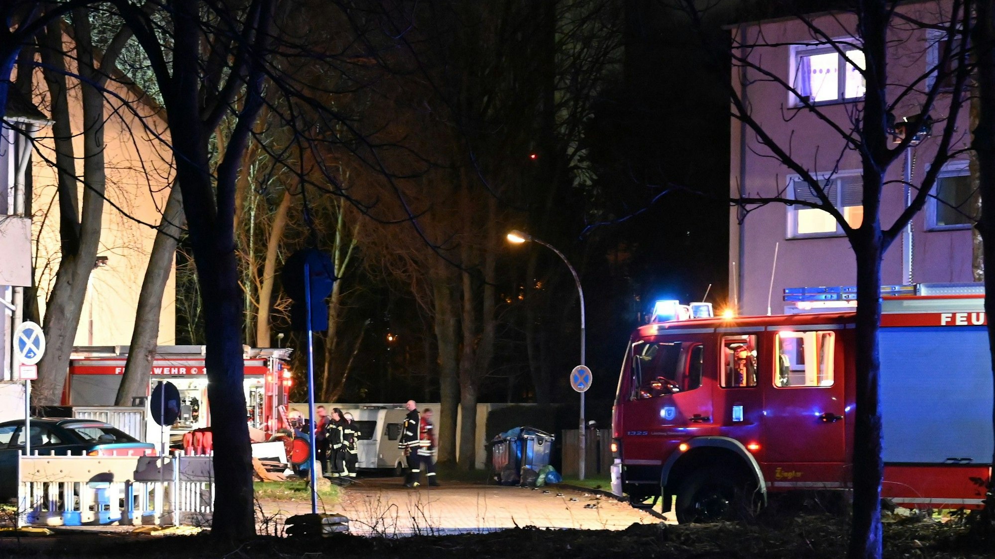 Die Einsatzfahrzeuge der Feuerwehr vor dem Mehrfamilienhaus.