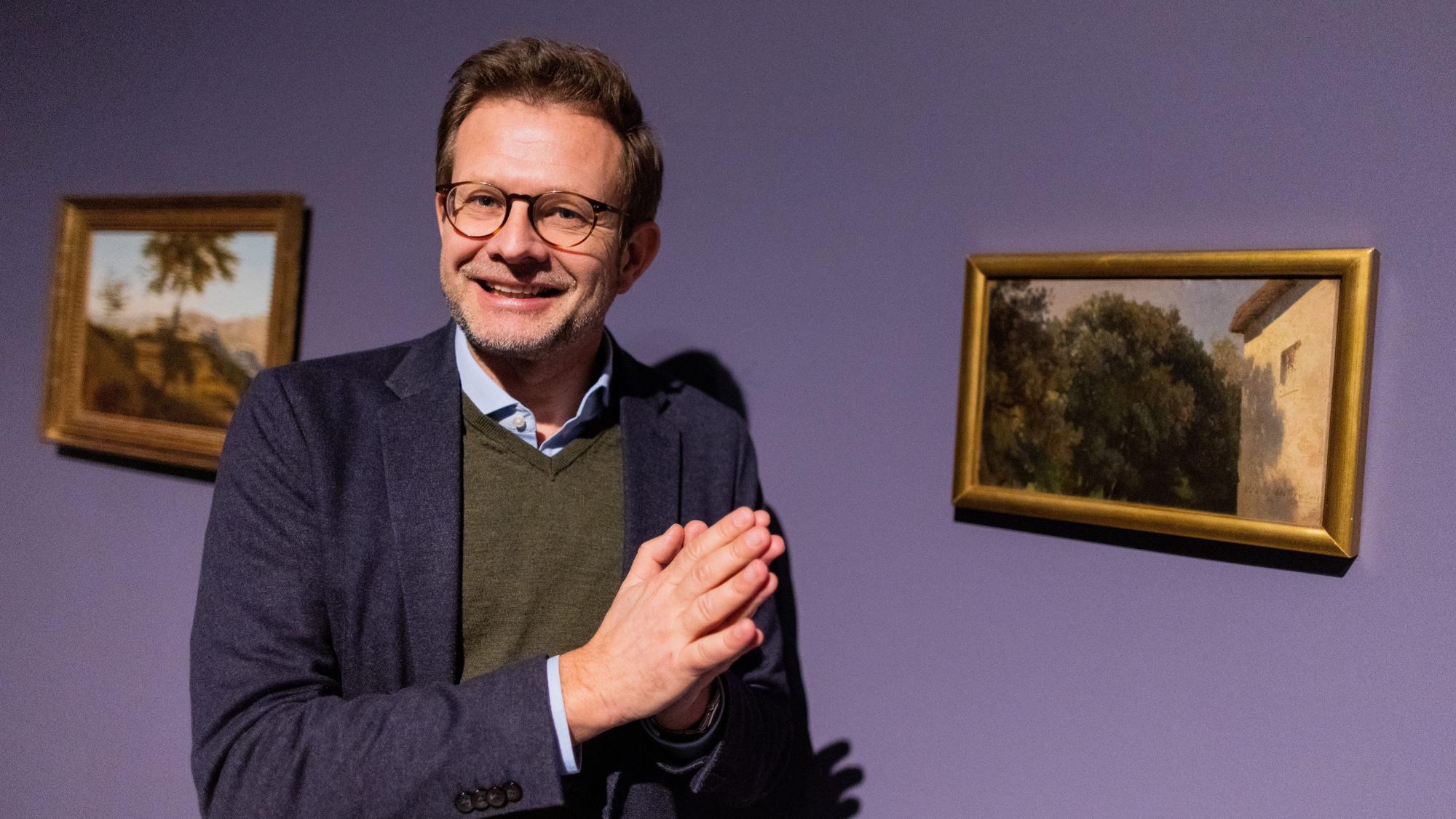 Florian Illies, Buchautor, Kunsthistoriker und Kurator, steht im Museum Kunstpalast vor seinem Lieblingsbild „Baumkronen mit Hausecke“ (1850) des Künstlers Oswald Achenbach.