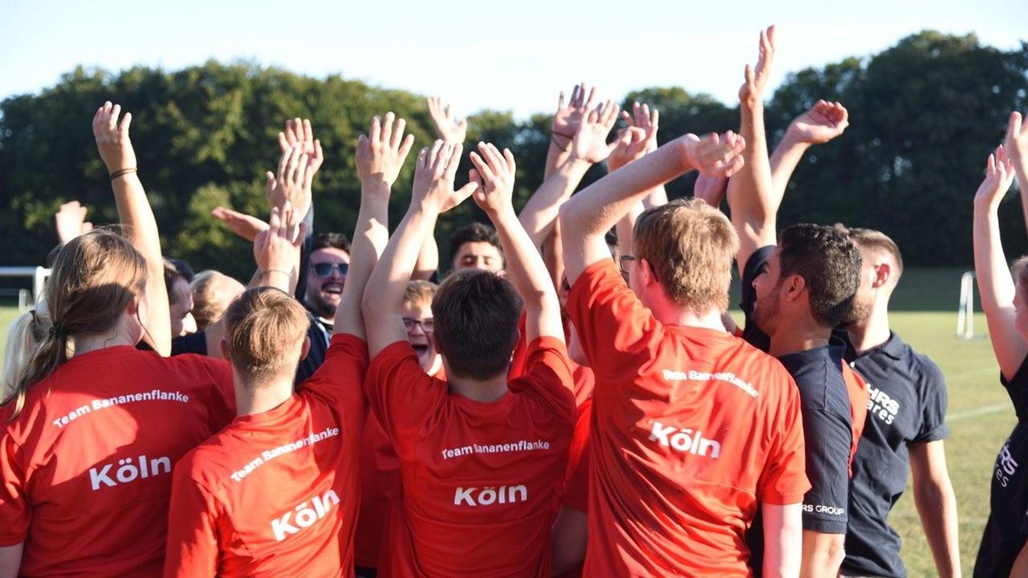 Eine der vier Fußballmanschaften des „Team Bananenflanke Köln e.V“.