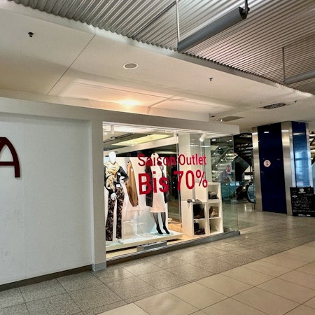 Ein Ladenlokal mit Schaufenster.