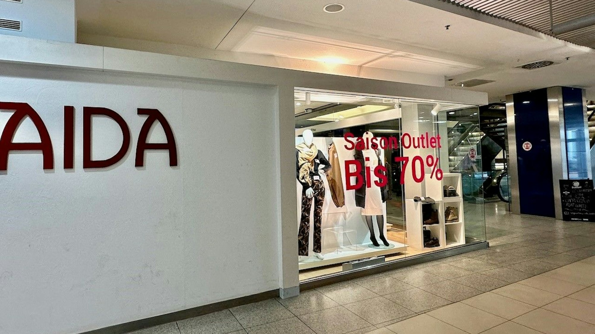 Ein Ladenlokal mit Schaufenster.