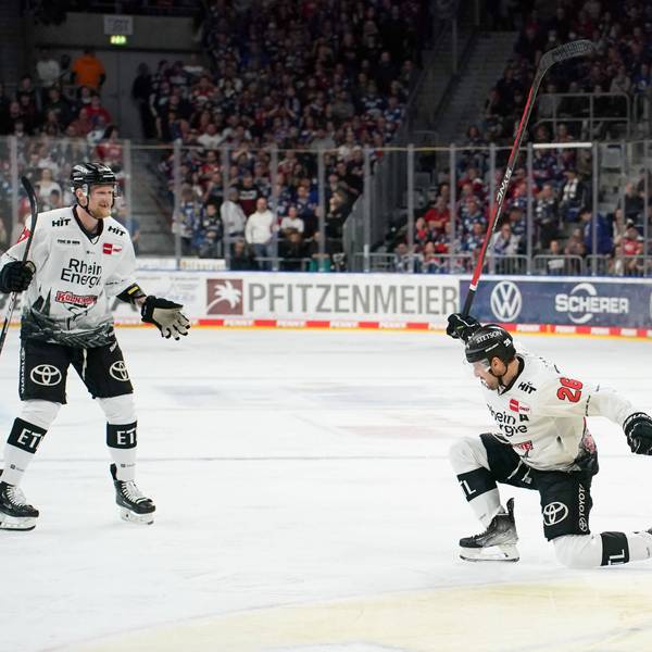 David Mcintyre feiert seinen Treffen gegen die Adler Mannheim.